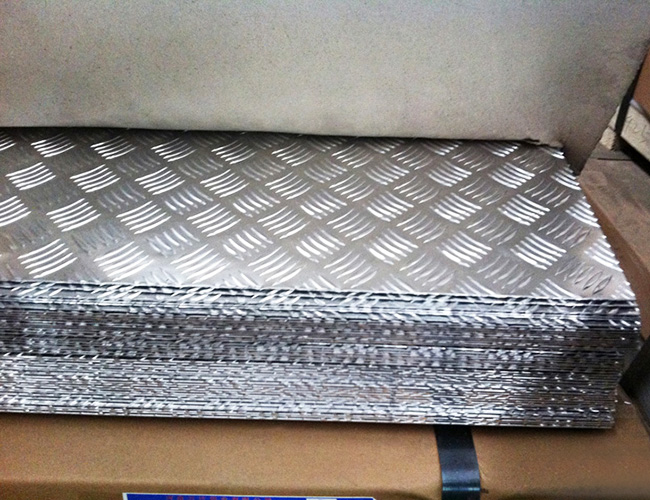 What are the advantages of decorative aluminum plate in RV application？