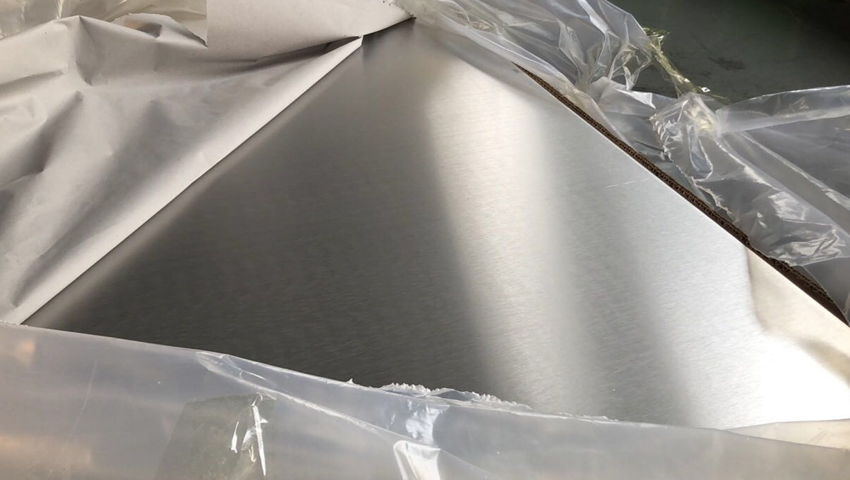 Aluminum plate for battery tray