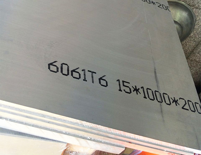 What are the uses and advantages of aluminum plates and alloys?